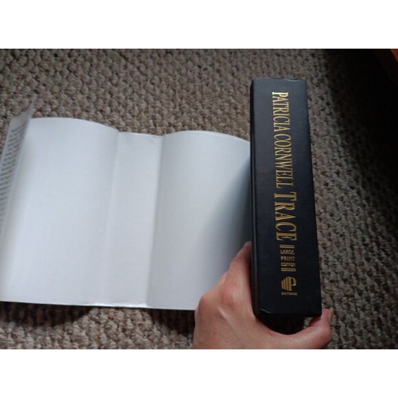 Trace  by Patricia Cornwell Large Print HCDJ 2004 Scarpetta Novel - Picture 8 of 16